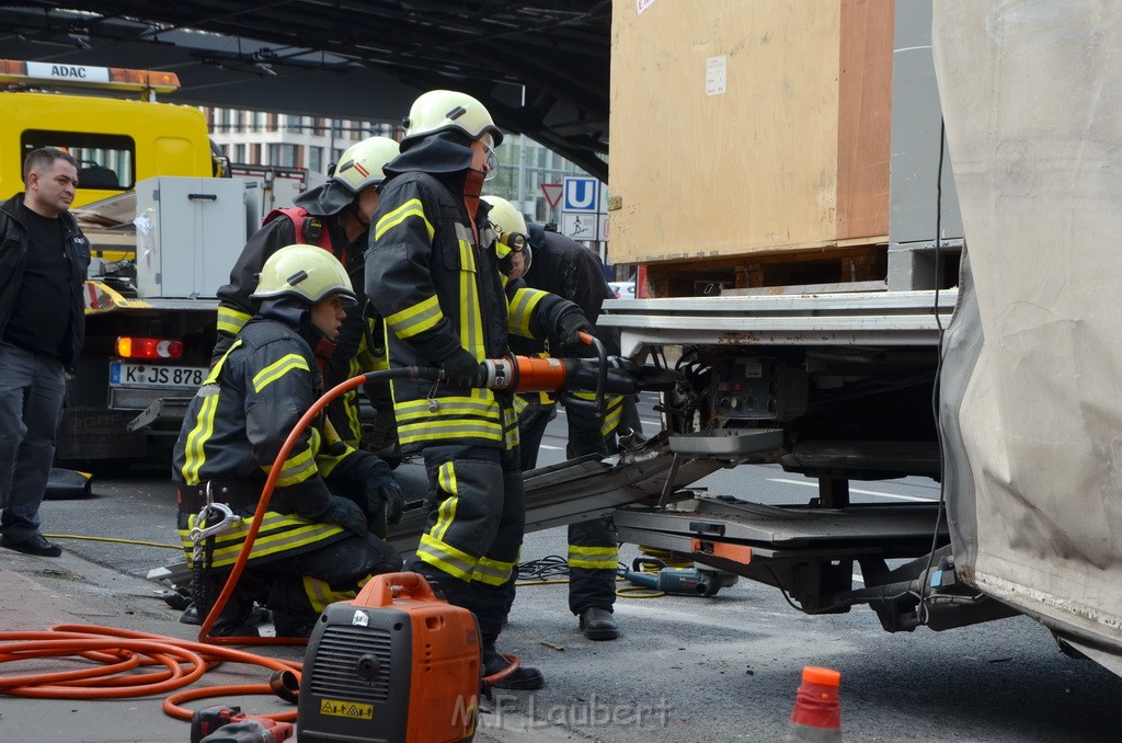 LKW Bruecke Koeln Deutz Opladenestr Deutz Muelheimerstr P133.JPG - Miklos Laubert